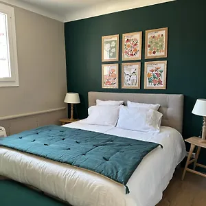 https://appartement-aix-centre-historique-tres-calme-50m-cours-mirabeau.aixenprovencehotels.org